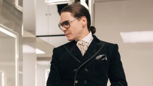 الانهيارات والحفلات الصاخبة وأزياء السبعينيات المجيدة: إليك المقطع الدعائي الأول لفيلم “Becoming Karl Lagerfeld”