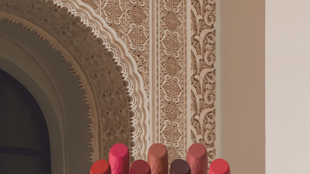 تعاون Estée Lauder مع Sabyasachi يحتفل بالتراث الهندي
