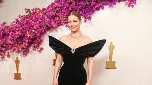 فستان ساندرا هولر من Schiaparelli لحفل توزيع جوائز الأوسكار 2024 هو “فن يمكن ارتداؤه”