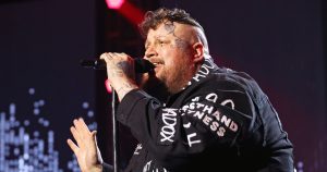 تذكرة Backstage Pass الخاصة بـ Us Weekly: يشارك Jelly Roll تجربته المفضلة لدى المعجبين وروتين ما قبل العرض والمزيد (حصريًا)