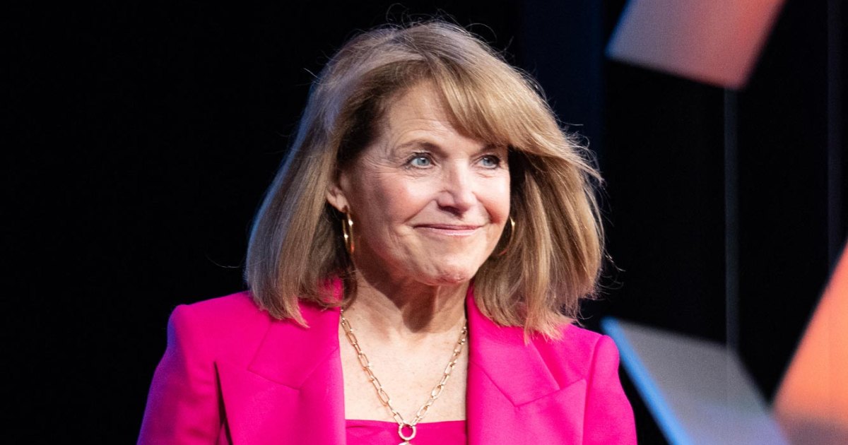 كاتي كوريك لا تصدق أنها تبلغ من العمر ما يكفي لتكون جدة كنت مثل المقدسة - T 957