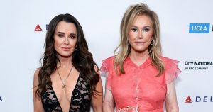 كايل ريتشاردز من RHOBH والأخت كاثي هيلتون يقفان معًا على السجادة الحمراء
