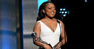 كوينتا برونسون تكشف أنها فقدت حلقها في خطاب قبول جوائز NAACP للصور