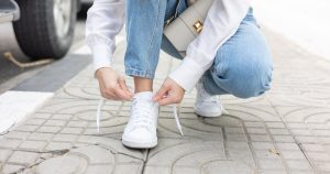 إذا كان لديك أقواس مسطحة مثلي، فأنت بحاجة إلى هذه الأحذية الرياضية البيضاء المريحة والأنيقة