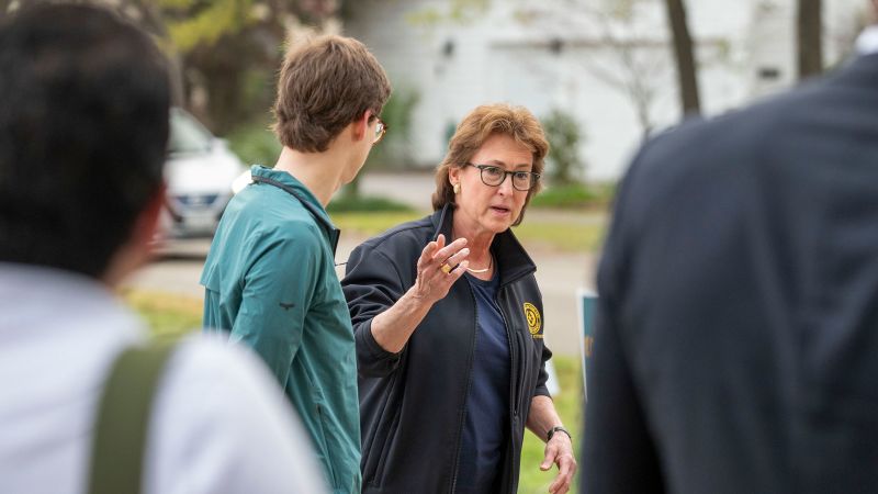 يلقي اختلاط التصويت في يوم الثلاثاء الكبير الضوء على المقاطعة الأكثر اكتظاظًا بالسكان في تكساس