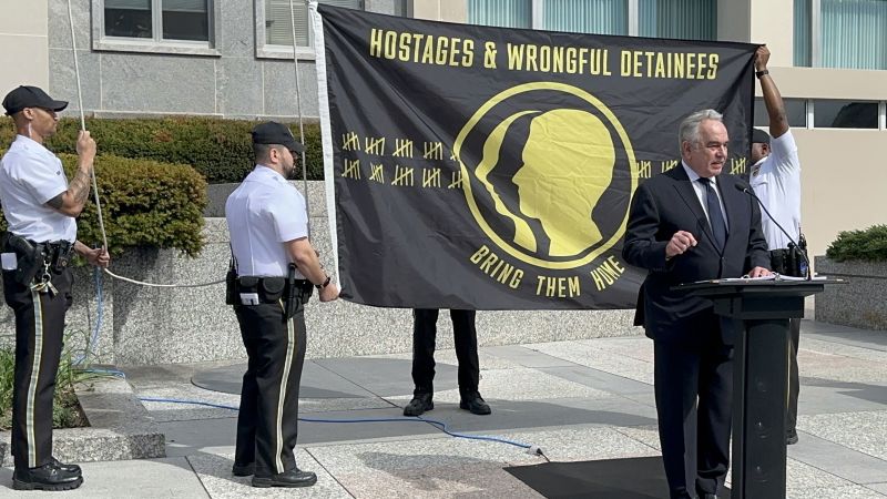 تتذكر العائلات أحبائها في أول يوم للرهائن والمعتقلين غير المشروعين