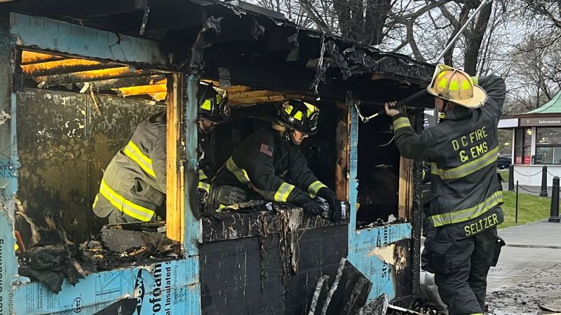 حريق دمر كشك أسرى الحرب بالقرب من نصب لنكولن التذكاري وأرسل الرجل إلى المستشفى