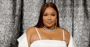 Lizzo تُصدر إعلانًا غامضًا عن حياتها المهنية بعد أن “جرها الجميع”: “لقد استقلت”