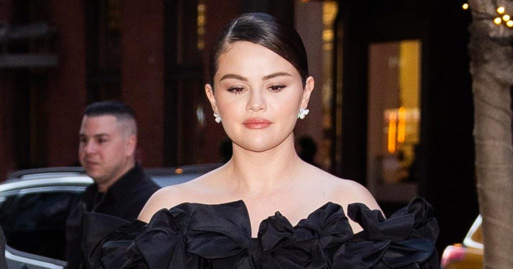 سيلينا غوميز تتألق بفستان من أوسكار دي لا رنتا في العرض الأول لفيلم “Only Murders” للمخرج ستيف مارتن