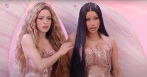 شاكيرا هي إلهة الحب المطاردة في الفيديو الموسيقي الأسطوري لأغنية “Aim” مع Cardi B