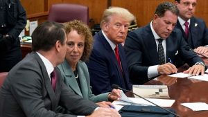 يقول فريق ترامب إنه سيجادل بأن تورط المحامين في مخطط الأموال المزعومة يُظهر أن ترامب لم تكن لديه نية لارتكاب جرائم