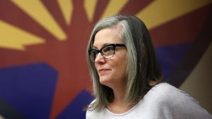 الرجل الذي هدد بوجود قنبلة ضد مسؤول الانتخابات في أريزونا، حكم عليه بالسجن لمدة 3.5 سنوات