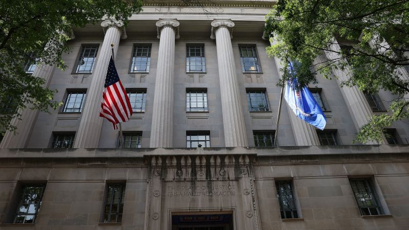 قالت وزارة العدل إن مكتب التحقيقات الفيدرالي يعتقل رجلاً يُزعم أنه تعهد بالولاء لتنظيم داعش وخطط لشن هجمات على كنائس أيداهو