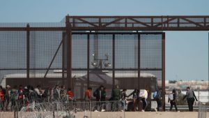 القاضي يرفع دعوى قضائية في تكساس تتحدى سياسة بايدن للإفراج المشروط عن المهاجرين من جنسيات معينة