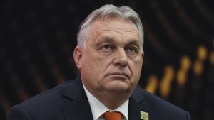 عقد ترامب اجتماعًا “وديًا” مع رئيس المجر فيكتور أوربان في مارالاغو ثم اصطحب المستبد إلى حفل موسيقي