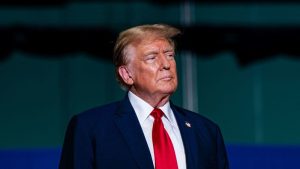 يتعين على دونالد ترامب جمع نصف مليار دولار على عجل