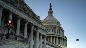 قالت شرطة الكابيتول الأمريكية إن الضباط يعتقلون رجلاً كان يحاول دخول مبنى الكابيتول بمطرقة