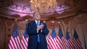 التحقق من الحقيقة: ترامب يزعم أن 325 ألف مهاجر “تم نقلهم جواً من مناطق مجهولة”