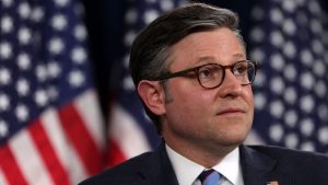 أخبر جونسون أعضاء مجلس الشيوخ أنه لا يزال يبحث عن مسار لمساعدة أوكرانيا