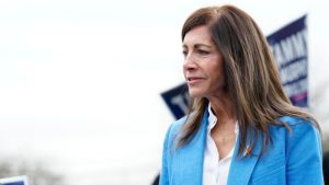 السيدة الأولى في نيوجيرسي، تامي ميرفي، تعلق حملتها الانتخابية في مجلس الشيوخ