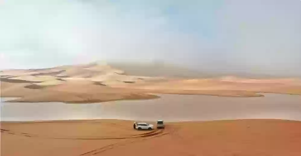 بحيرات ساحرة في قلب الصحراء يصورها الفنان السعودي رائد العوفي