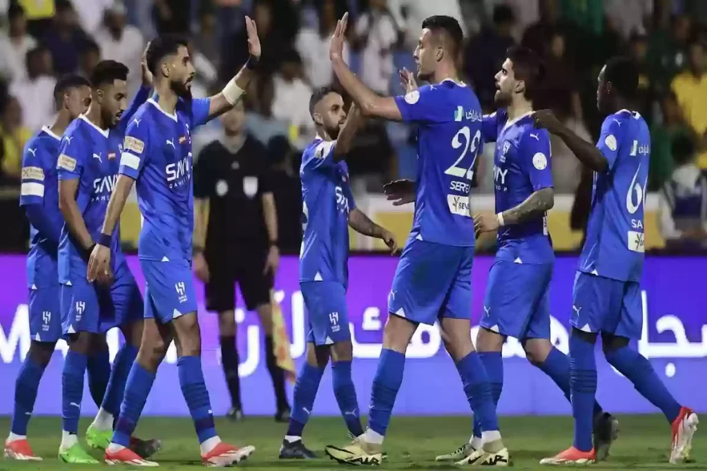 احتفالية صغيرة قبل اقتناص البطولة! نجوم الأزرق يحتفلون بحارس مرماهم قبل السوبر