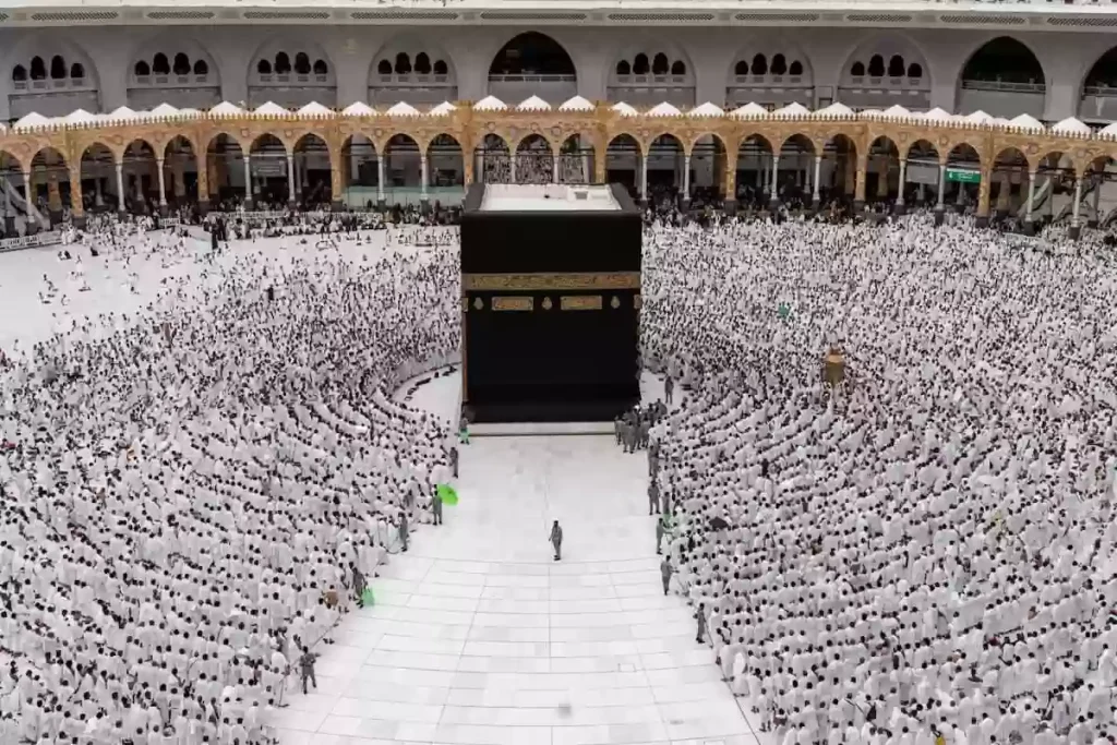 استقبال مهيب بالحلويات! رئاسة الشؤون الدينية تنفذ خطة أيام عيد الفطر المبارك في الحرمين