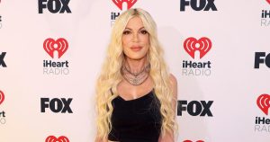 Tori Spelling جاهزة “لامتلاك” روايتها في السجادة الحمراء الأولى منذ طلاق دين ماكديرموت