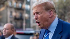 استمع إلى ملاحظة ترامب خارج المحكمة التي أثارت آذان المدعي العام السابق