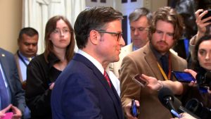 جونسون يتحدث بعد تصويت الديمقراطيين معه على مشروع قانون المساعدات الخارجية