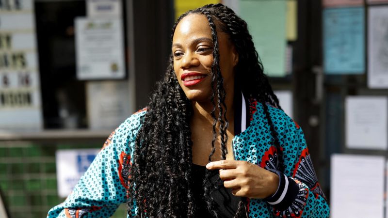 ستفوز عضوة “الفرقة” التقدمية، سمر لي، بالانتخابات التمهيدية للحزب الديمقراطي في ولاية بنسلفانيا، حسب مشاريع سي إن إن