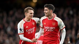 يتوقع ريو فرديناند ولورا وودز الفائزين بلقب الدوري الإنجليزي الممتاز – “ما لم يكن هناك تأرجح كبير…”