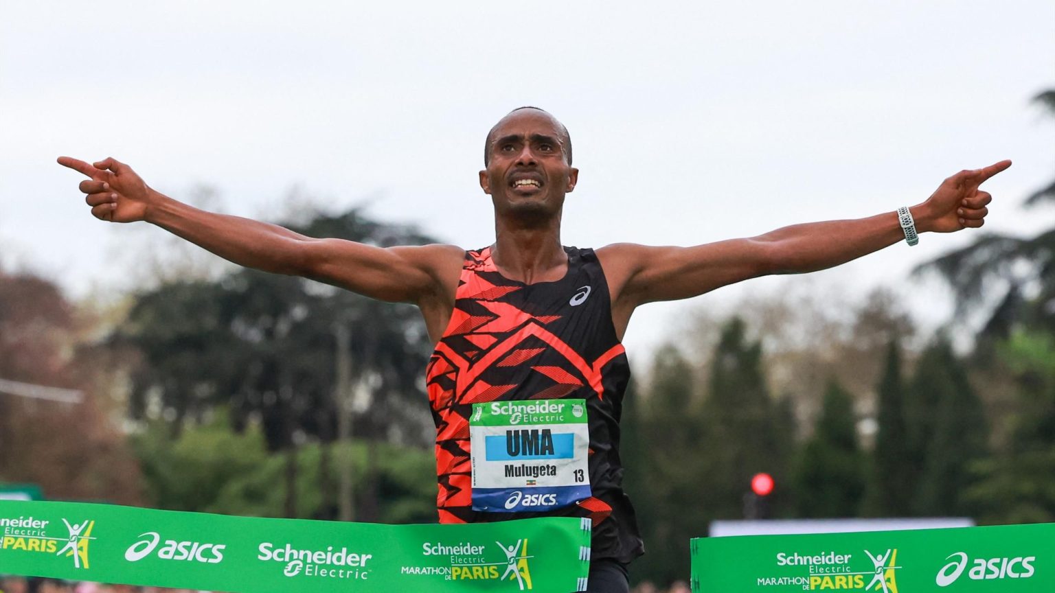 ماراثون باريس: مولوجيتا أوما يحقق فوزه الأول في باريس في ثنائية إثيوبية بينما يفوز ميستاوت فكر بأول ماراثون على الإطلاق