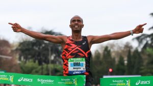 ماراثون باريس: مولوجيتا أوما يحقق فوزه الأول في باريس في ثنائية إثيوبية بينما يفوز ميستاوت فكر بأول ماراثون على الإطلاق