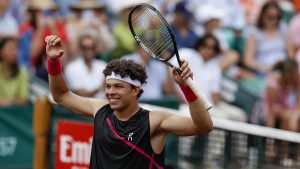 يشيد بن شيلتون بـ “الإلهام” فرانسيس تيافو بعد فوزه على حامل اللقب ليحصد لقبه المهني الثاني في هيوستن