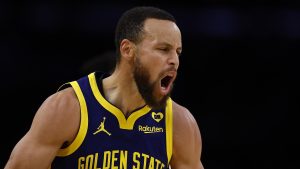 تضييق ووريورز الفجوة مع ليكرز بفوز محوري، ويعاني جيانيس من الخوف من الإصابة في الفوز على سيلتيكس