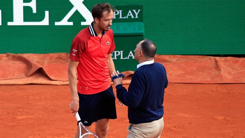 دانييل ميدفيديف يتغلب على الغضب ليهزم جايل مونفيس في مونت كارلو ماسترز – “من فضلك لا تصرخ عليه”