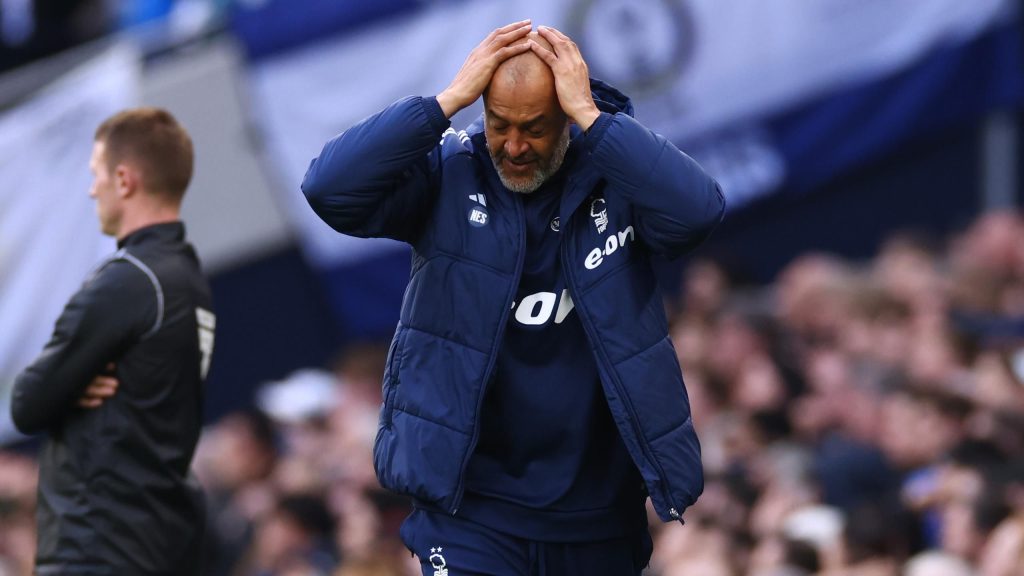 انتقد نونو إسبيريتو سانتو، المدير الفني لنوتنجهام فورست، الفوضى في قاع الدوري الإنجليزي الممتاز