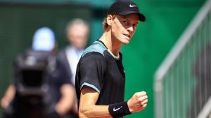 حقق يانيك سينر فوزًا “صعبًا للغاية” على هولجر رون في مونت كارلو ليتأهل إلى نصف النهائي ضد ستيفانوس تيتيباس