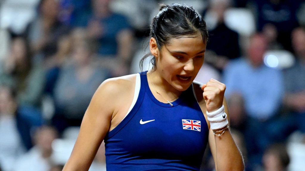 إيما رادوكانو تتغلب على خطأ محرج في النتيجة لتهزم كارولين جارسيا وتعادل بيلي جين في كأس الملك