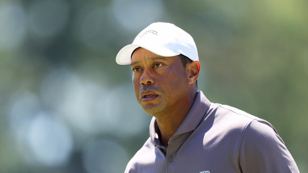 حطم تايجر وودز الرقم القياسي للماسترز مع قطعه 24 على التوالي في أوغوستا ناشيونال التي تجتاحها الرياح يوم الجمعة