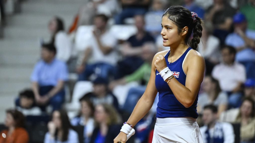 كأس بيلي جين كينغ: فازت كل من إيما رادوكانو وكاتي بولتر لترسل بريطانيا العظمى إلى نهائيات نوفمبر