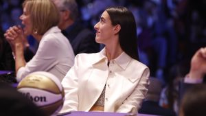 اختيار نجمة كرة السلة الجامعية كيتلين كلارك رقم 1، الذي صاغته Indiana Fever في مسودة WBNA لعام 2024