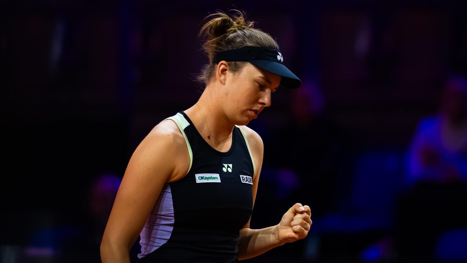 بطولة شتوتغارت المفتوحة: خرجت يلينا أوستابينكو من البطولة على يد ليندا نوسكوفا، التي ظهرت لأول مرة في البطولة، في الجولة الأولى.