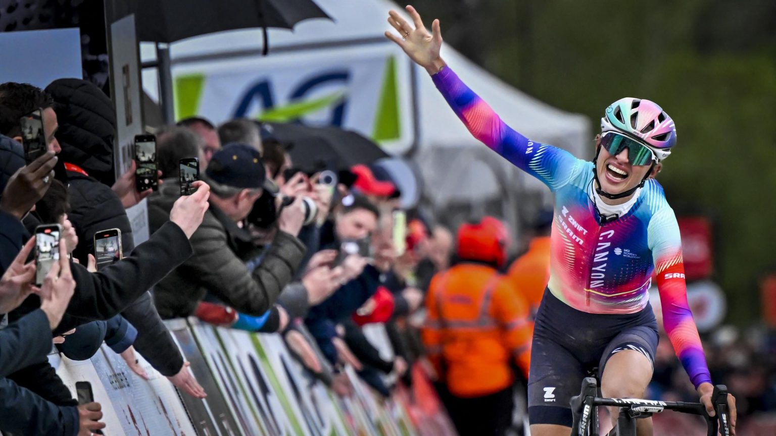 Fleche Wallonne Femmes 2024: Kasia Niewiadoma تنطلق نحو النصر في اللحظات الأخيرة مع نهاية سباق دراماتيكية