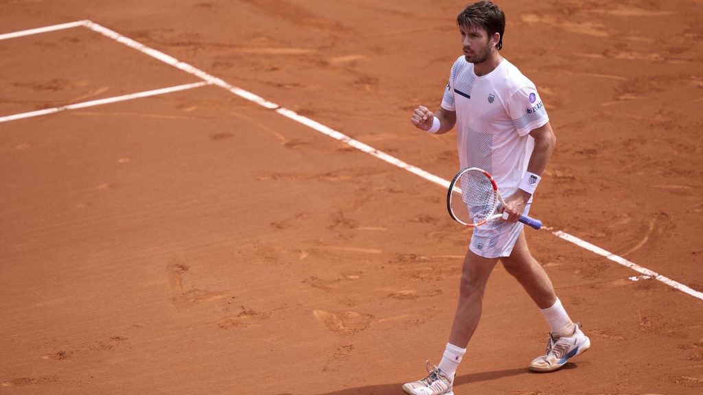 كاميرون نوري يحقق الفوز رقم 200 في جولة اتحاد لاعبي التنس المحترفين بفوز مريح على روبرتو باوتيستا أجوت في بطولة برشلونة المفتوحة