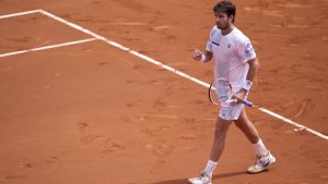 كاميرون نوري يحقق الفوز رقم 200 في جولة اتحاد لاعبي التنس المحترفين بفوز مريح على روبرتو باوتيستا أجوت في بطولة برشلونة المفتوحة