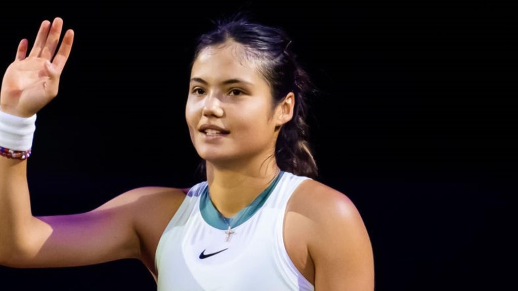 إيما رادوكانو تتغلب على ليندا نوسكوفا لتجهز لمواجهة إيجا سوياتيك في بطولة شتوتغارت المفتوحة – “يمكنني فقط التأرجح والاستمتاع بها”