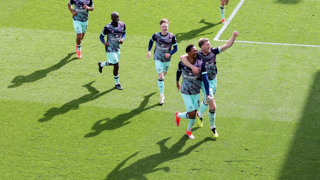 الدوري الإنجليزي الممتاز: يواني ويسا في الثنائية بينما يسحق برينتفورد لوتون، ويسجل بيرنلي أربعة أهداف في مرمى شيفيلد يونايتد