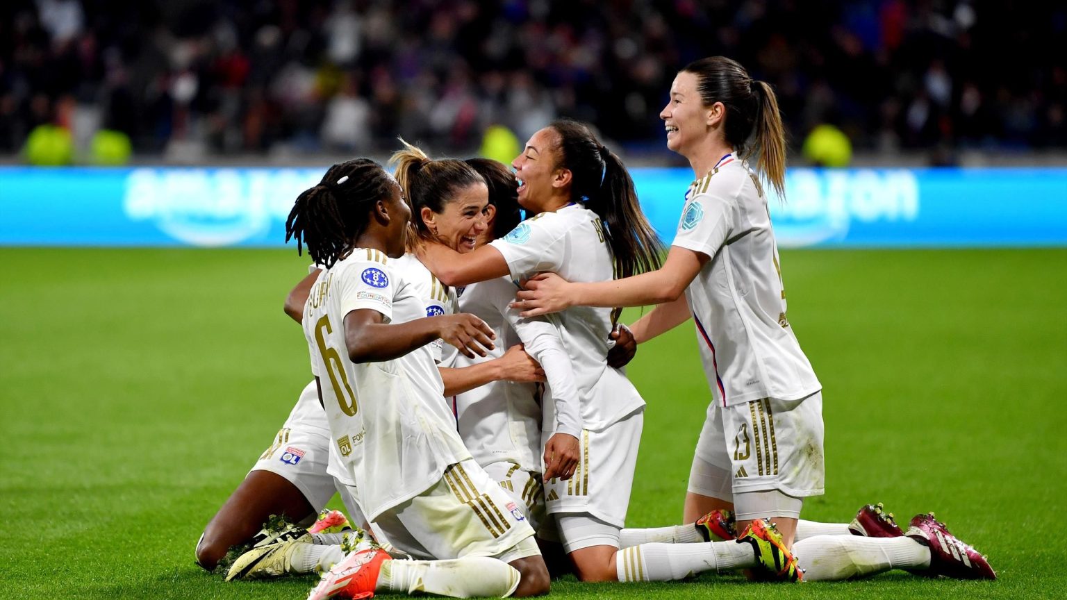 فاجأ ليون باريس سان جيرمان بريمونتادا متأخرة مثيرة ليحتفظ بفارق بسيط في مباراة الذهاب